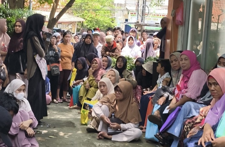Antrean warga untuk menerima BLT Rp900.000 di Kantor Pos Pondok Aren membludak sejak pagi. (Foto: Kompas.com)