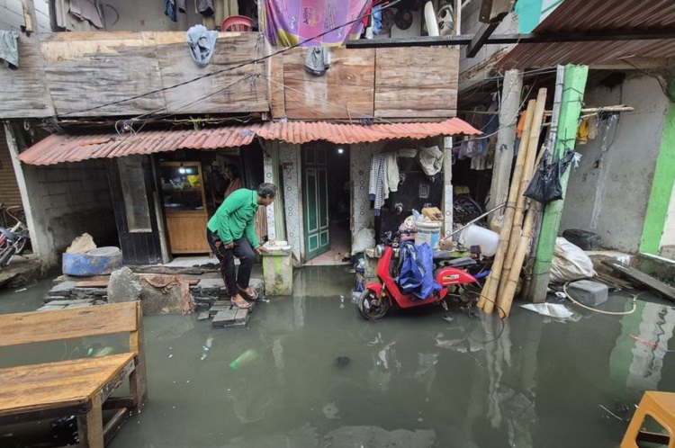 Kampung Dadap di Tangerang terendam rob setiap hari. Warga terpaksa meninggikan rumah. (Foto: Kompas.com)