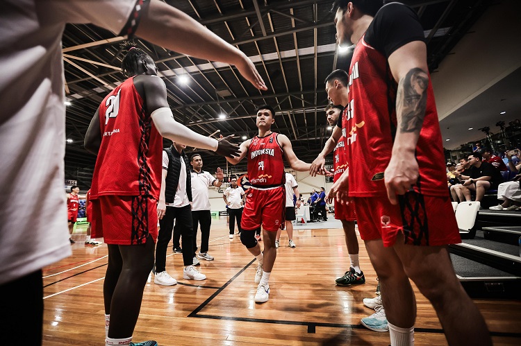 Pelatih Dave Singleton puas dengan performa Timnas Basket setelah uji coba melawan Indonesia Select dan menilai tim semakin siap menuju Thailand. (Foto: Aktual Tangerang/Iskandar)