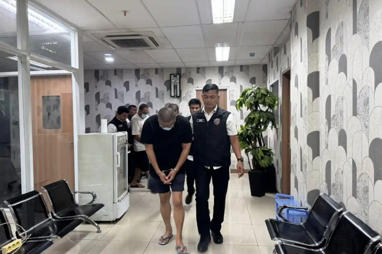 Polresta Bandara Soekarno-Hatta menangkap tiga debt collector yang menarik paksa mobil warga di Tangerang. Ketiganya dijerat Pasal 368 dan 335 KUHP. (Foto: Tribun Tangerang)