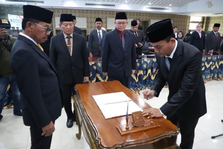 Wali Kota Tangerang melantik Dedi Ochen sebagai Dirut Perumda Pasar. Fokus program: pembenahan pasar tradisional, kebersihan, keamanan, dan kesejahteraan pedagang. (Foto: tangerangkota.go.id)