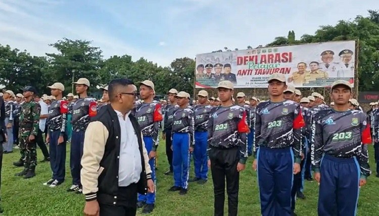 Gubernur Banten menghadiri acara Deklarasi Pelajar Anti Tawuran di YONIF 203 dan menegaskan program akan diterapkan di seluruh sekolah se-Banten. (Foto: Tribun Tangerang)