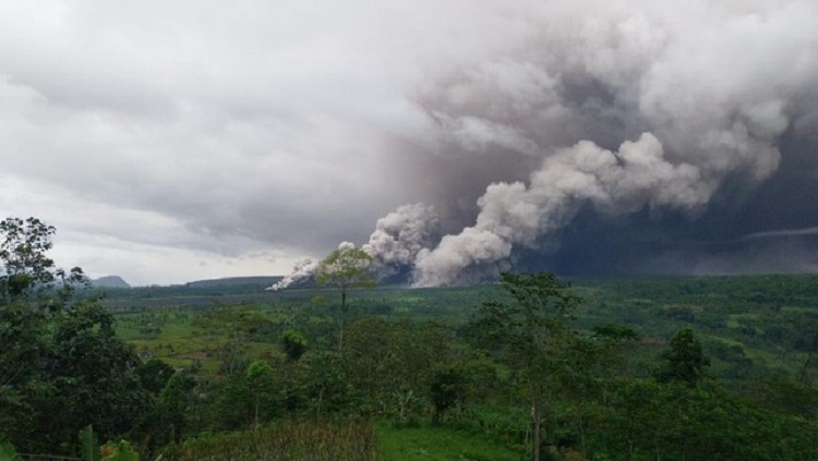 Erupsi Gunung Semeru melukai tiga warga dan memaksa 1.156 orang mengungsi. BPBD Jatim siagakan tim gabungan dan dapur umum di dua kecamatan. (Foto: Istimewa)