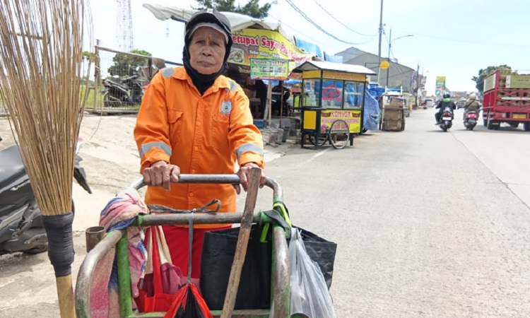 Kisah inspiratif Ibu Surana, petugas kebersihan yang 13 tahun mengabdi menjaga kota tetap bersih. Sosok sederhana yang mencerminkan semangat kepahlawanan di masa kini. (Foto: Aktual Tangerang/Robby Kurniawan)