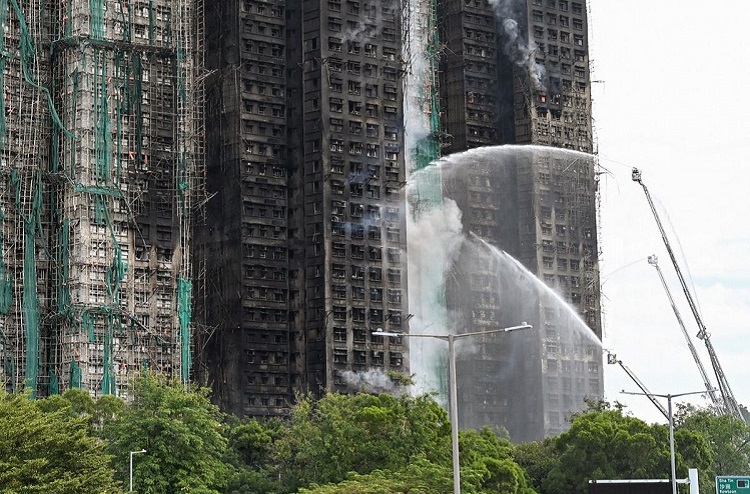 Tujuh WNI tewas dalam kebakaran Apartemen Wang Fuk Court, Hong Kong,, dan satu WNI lainnya dirawat di rumah sakit. (Foto: AFP)