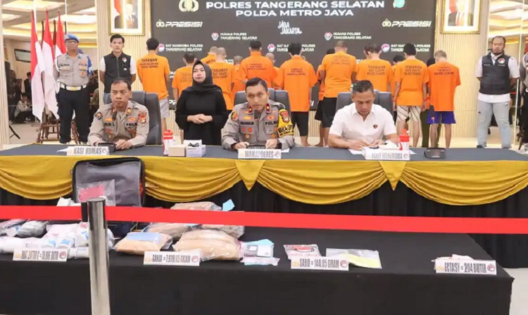 Polres Tangsel mengungkap 13 kasus narkoba dan obat keras selama Oktober–November 2025 dengan 18 tersangka ditangkap. (Foto: Wartakotalive.com)