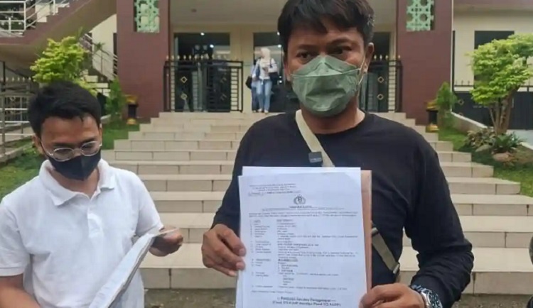 Korban penipuan yang diduga dilakukan anggota DPRD Kota Tangerang Fraksi Demokrat melaporkan ke Polres Tangerang Selatan. (Foto: Tribun Banten)