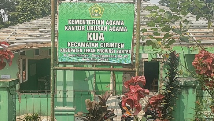 Kepala KUA Cirinten, Sujai, akui menikahkan FI dengan perempuan asal Serang karena tekanan keluarga. Istri sah tuntut tanggung jawab. (Foto: Istimewa)