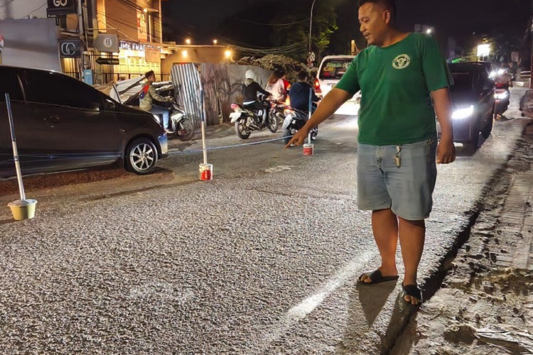 Kecelakaan maut melibatkan truk Pertamina dan sepeda motor di Jalan HOS Cokroaminoto, Tangerang. Pengendara tewas di lokasi kejadian. (Foto: Kompas.com)