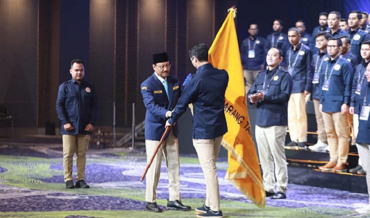 Menteri Sosial (Mensos) Siafullah Yusuf melantik pengurus Karang Taruna Nasional 2025–2030 di Kota Tangerang, Sabtu (23/11/2025). (Foto: Dok Kemensos)