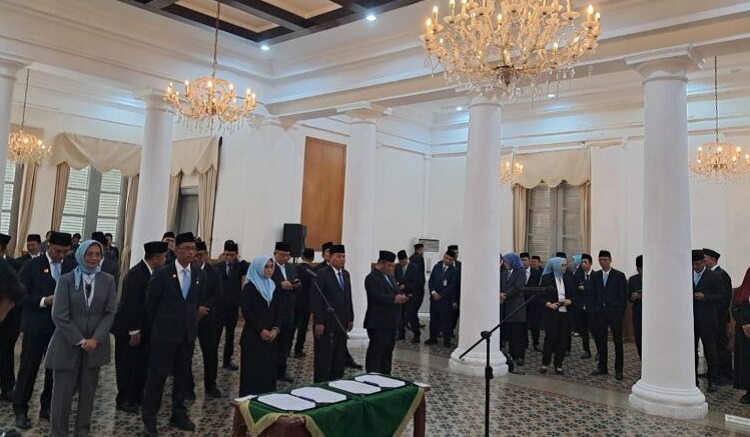 Gubernur Banten Andra Soni melantik 23 pejabat eselon II di Gedung Negara, Serang. Pelantikan bertujuan mengisi jabatan kosong dan menyegarkan struktur birokrasi. (Foto: Istimewa)