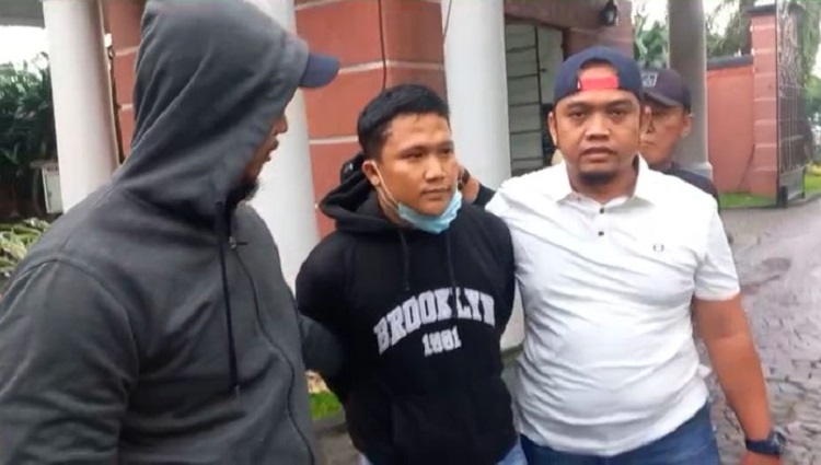 Polisi menangkap DH, pelaku pemerasan pedagang ayam di Pasar Jombang, Ciputat, Tangerang Selatan. Aksi pelaku sempat viral di media sosial. (Foto: Istimewa)