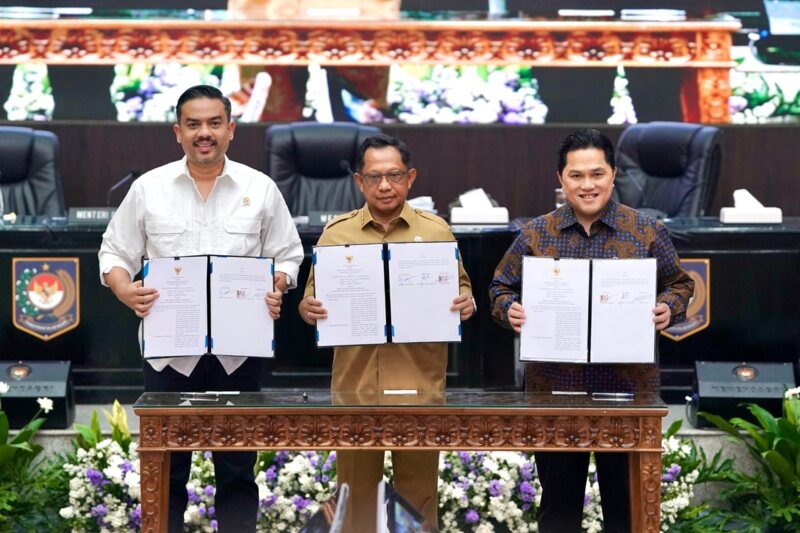 Penandatanganan MoU antara Menpora, Mendagri, dan Menteri UMKM memperkuat sinergi pengelolaan sarana olahraga nasional dan daerah untuk mendorong pertumbuhan ekonomi. (Foto: Dok Humas Kemenpora)