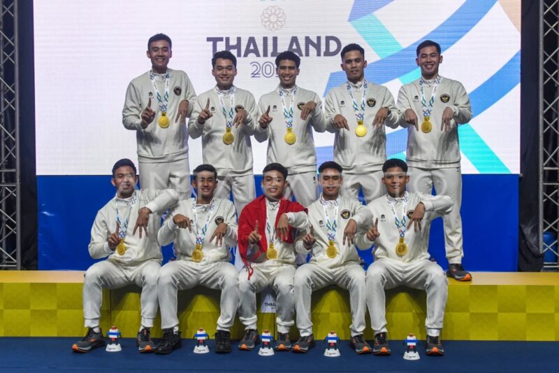 Timnas Bulutangkis Beregu Putra berfoto bersama usai meraih medali emas  pada ajang SEA Games 2025 di Thailand. {Foto: ANTARA)