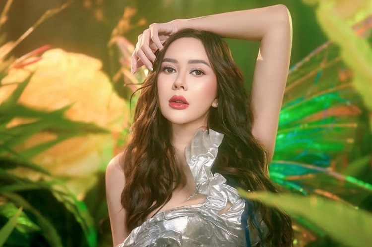 Aura Kasih membantah isu sebagai wanita simpanan Ridwan Kamil dan menyebut kabar tersebut mencemarkan nama baiknya. (Foto: Instagram @yudajulianofficial)