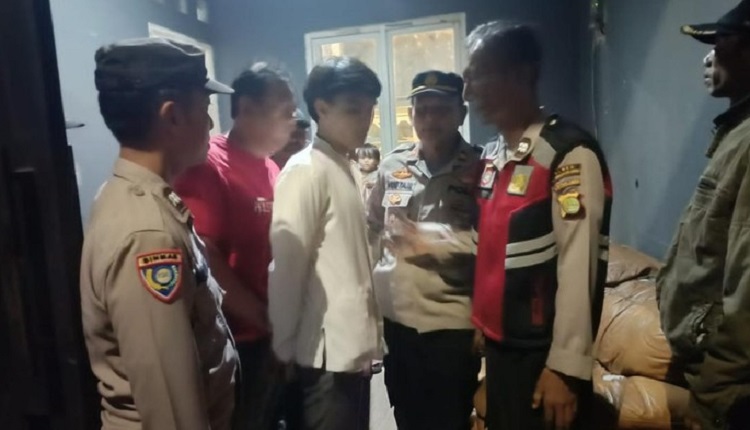 Polsek Ciputat Timur mengamankan seorang pria, terduga pelaku yang menganiaya bayinya berusia enam bulan hingga tewas. (Foto: Dok Polsek Ciputat Timur)