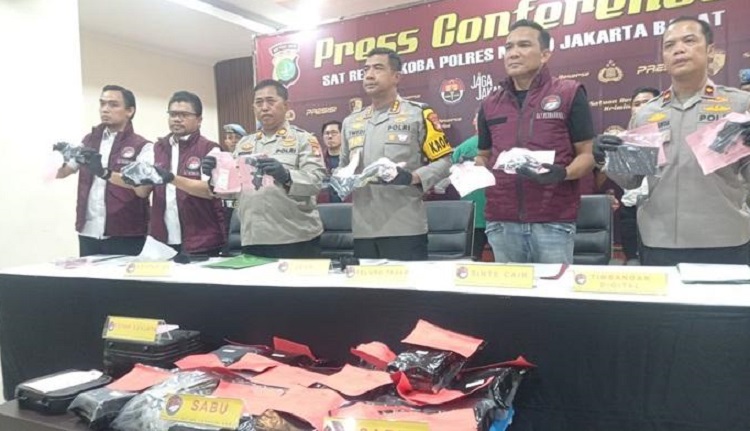 Polres Metro Jakarta Barat memperlihatkan barang bukti narkoba dan senjata api hasil penggerebekan di Western Resort Apartemen, Kota Tangerang, Rabu (25/11/2025). (Foto: Kommpas.com)