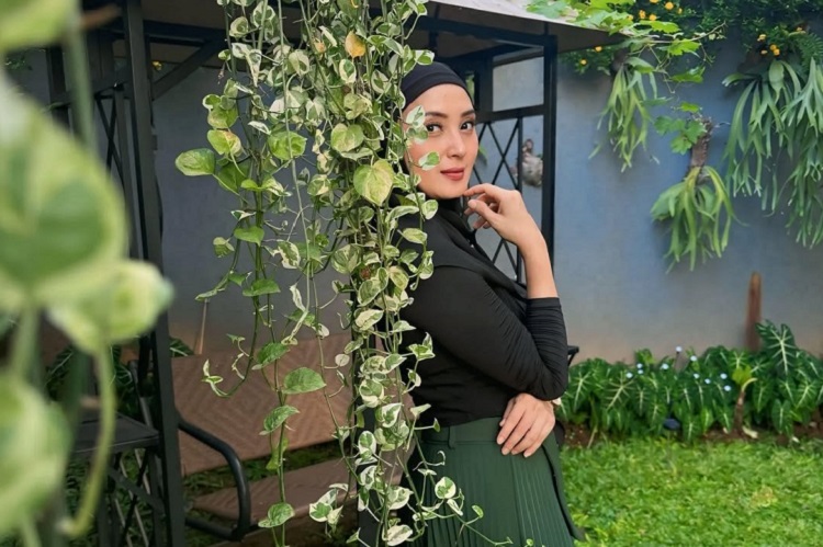 Gugatan cerai Arman Wosi terhadap Della Puspita resmi dicabut. Keduanya memilih memperbaiki rumah tangga dan kembali tinggal serumah. (Foto: Instagram @dellapuspita00)