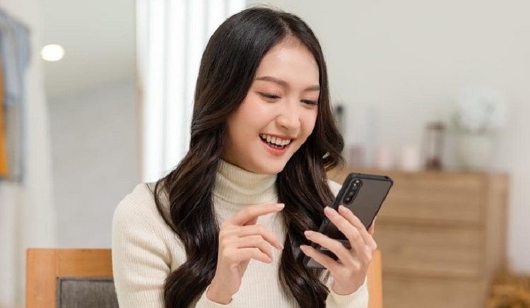 Singapura memperketat larangan ponsel di sekolah menengah mulai Januari 2026 untuk mengurangi gangguan digital dan meningkatkan fokus belajar. (Foto: SHUTTERSTOCK/Ilustrasi)
