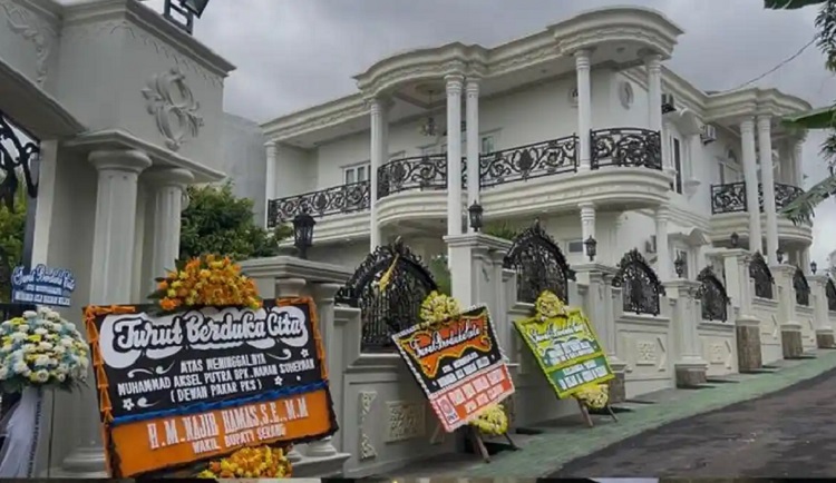 Rumah mewah anak di Cilegon yang tewas diduga dibunuh. Korban diketahui adalah anak dari Dewan Pakar PKS Kota Cilegon, Maman Suherman. (Foto: Tribun Banten)