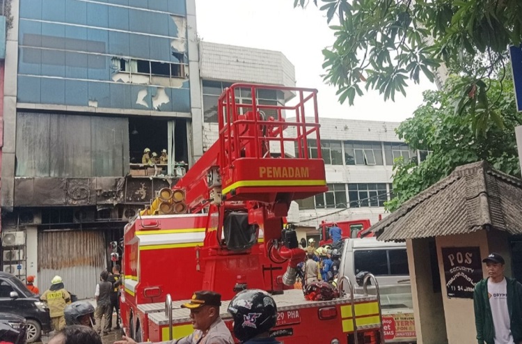 Kebakaran hebat melanda gedung Terra Drone, menewaskan 22 karyawan. Polisi selidiki dugaan baterai litium sebagai sumber api. (Foto: Kompas.com)