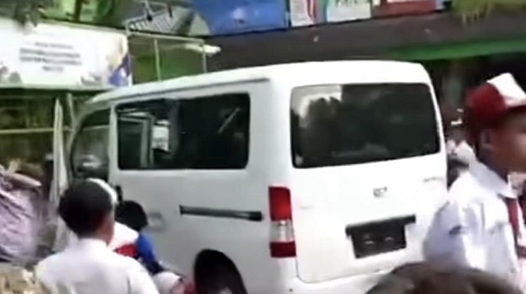 Sebuah mobil MBG menabrak siswa SDN Kalibaru 01, Jakarta Utara, Kamis pagi. Polisi sedang menuju lokasi untuk penyelidikan. (Foto: Instagram)