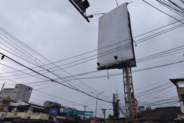 Ratusan papan reklame permanen di Tangerang Selatan diduga belum memiliki Persetujuan Bangunan Gedung (PBG) meski tetap beroperasi. (Foto: kompas.com/Ilustrasi)