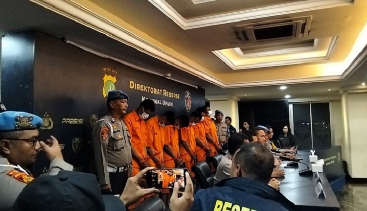 Enam oknum polisi ditetapkan sebagai tersangka dalam kasus pengeroyokan debt collector di Kalibata, Jakarta SelaEnam anggota Polri diduga mengeroyok dua debt collector hingga tewas di Kalibata. Sidang kode etik digelar 17 Desember 2025.tan. (Foto: Okezone.com)