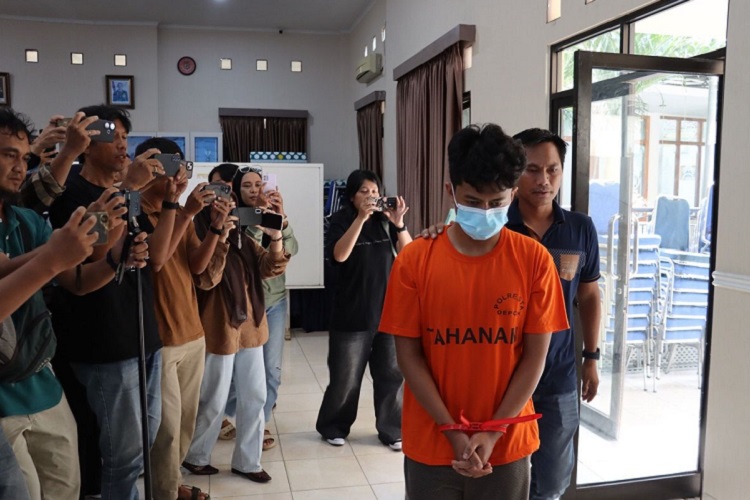 Polisi mengungkap pelaku ancaman bom sepuluh sekolah Depok. Motif asmara, korban tidak terkait, pelaku terancam lima tahun penjara. (Foto: Dok Polres Metro Depok)