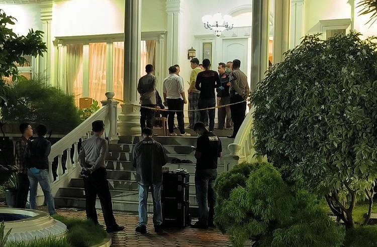 Polisi melakukan olah TKP di kediaman anggota Dewan Pakar PKS Kota Cilegon, Maman Suherman, untuk menyelidiki kasus dugaan pembunuhan yang mengakibatkan anak berusia sembilan tahun tewas dengan 14 luka tusukan di tubuhnya. (Foto: Dok Polres Cilegon)