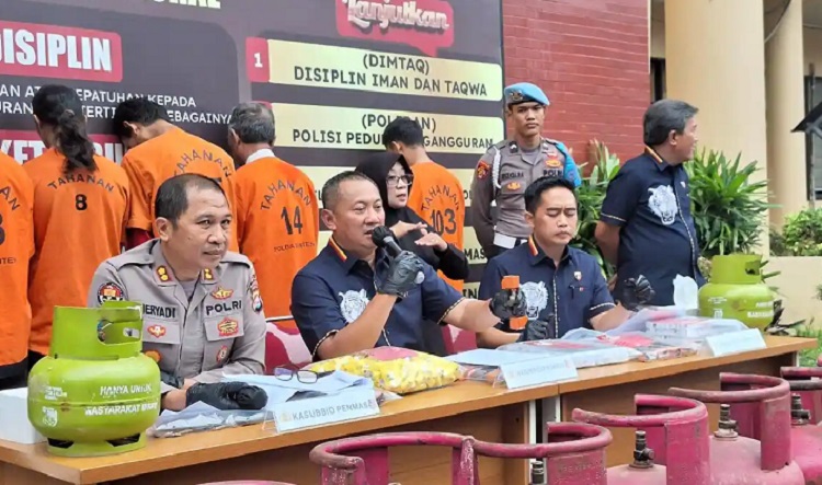 Polda Banten mengungkap pengoplosan gas di Tangerang. Lima tersangka ditangkap dan 2.043 tabung elpiji diamankan. (Foto: Tribun Banten)