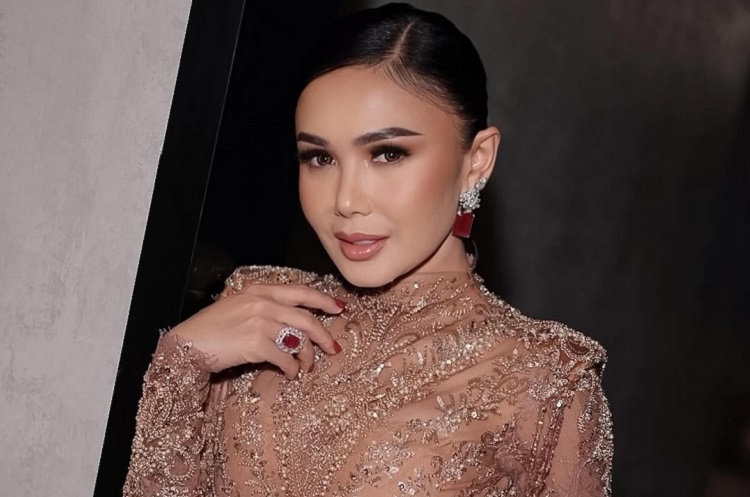 Yuni Shara membantah isu perselingkuhan dengan Irwan Mussry. Yuni menempuh jalur hukum dan menunjuk Minola Sebayang sebagai kuasa hukum. (Foto: Instagram @yunishara36)