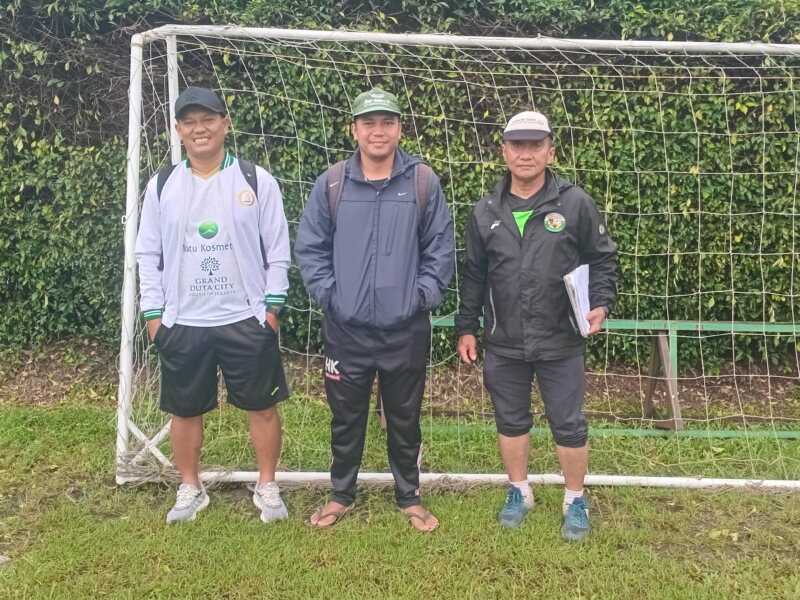 Ketua Badan Liga Pagustas, Komarudin (sebelah kiri), mengatakan pihaknya berencana memperluas cakupan usia, juga menggelar liga sepak bola perempuan. (Foto: Aktual Tangerang/Adi Subchan)