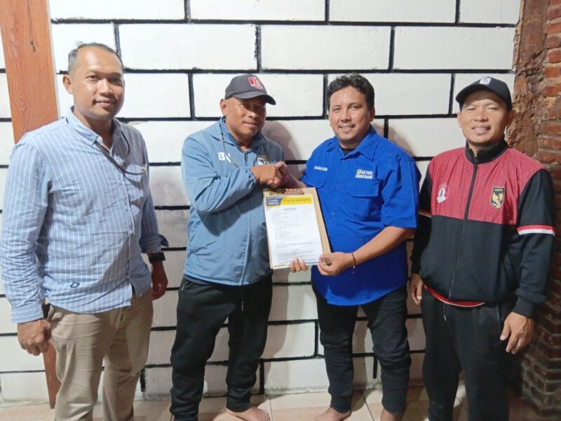 Pagustas dan Aktualtangerang.com menekan kesepakatan kerja sama. Keduanya berkomitmen menyukseskan turnamen Pagustas Soccer League (PSL) Grassroot dan Youth 2026. (Foto: Aktual Tangerang/Iskandar Noer)