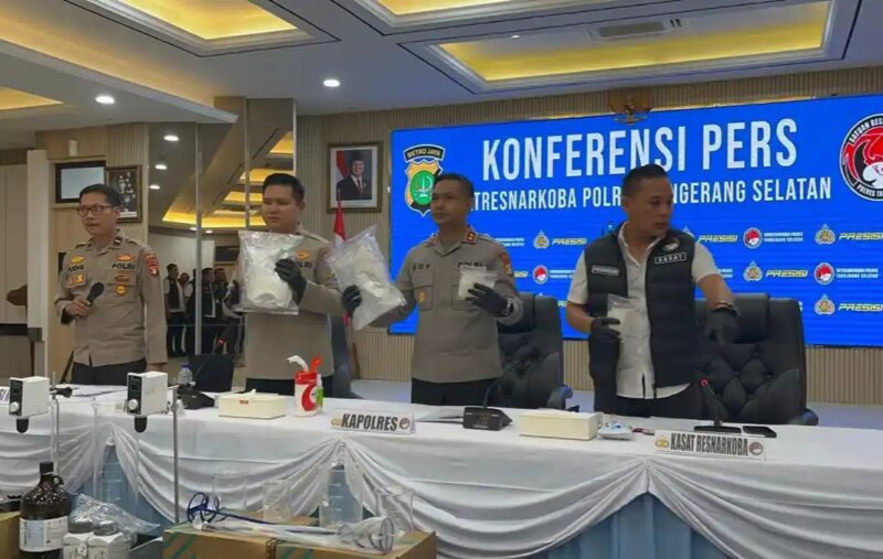 Satresnarkoba Polres Tangsel membongkar jaringan narkotika internasional dengan barang bukti sabu, ekstasi, dan narkotika sintetis. (Foto: Tribun Tangerang)
