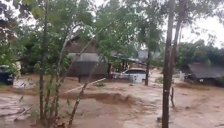 Hujan deras menyebabkan banjir di sejumlah wilayah Pandeglang. Ribuan warga terdampak dan akses jalan terputus. (Foto: Istimewa/Dok Desa Sumberjaya)