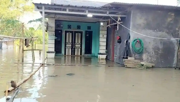 Banjir akibat luapan Sungai Cidurian merendam 115 rumah di Kecamatan Kresek, Tangerang, selama tiga hari tanpa bantuan logistik. (Foto: Tribun Tangerang)