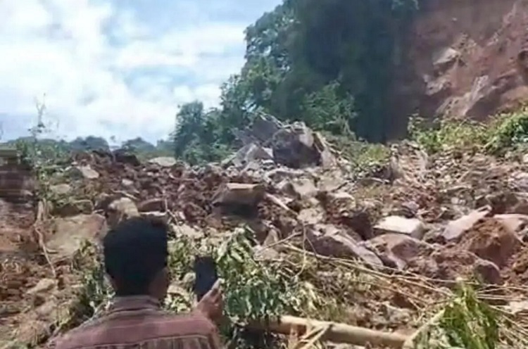 Longsor terjadi di Gunung Kaupas, Serang. BPBD masih melakukan pendataan kerusakan, korban jiwa nihil, warga diminta waspada. (Foto: ANTARA/BPBD Serang)
