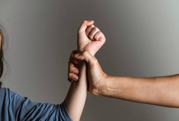 Oknum anggota Polresta Tangerang diperiksa Propam atas dugaan penganiayaan pacarnya. Kapolresta pastikan proses hukum transparan. (Foto: iStockphoto/Ilustrasi)