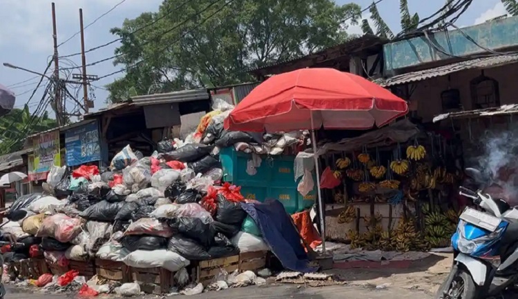 Mantan Kadis LH Kota Tangsel, Wahyunoto Lukman, divonis tujuh tahun penjara dalam kasus korupsi pengelolaan sampah. Dua anak buahnya juga divonis bersalah di PN Tipikor Serang. (Foto: Tribun Tangerang)