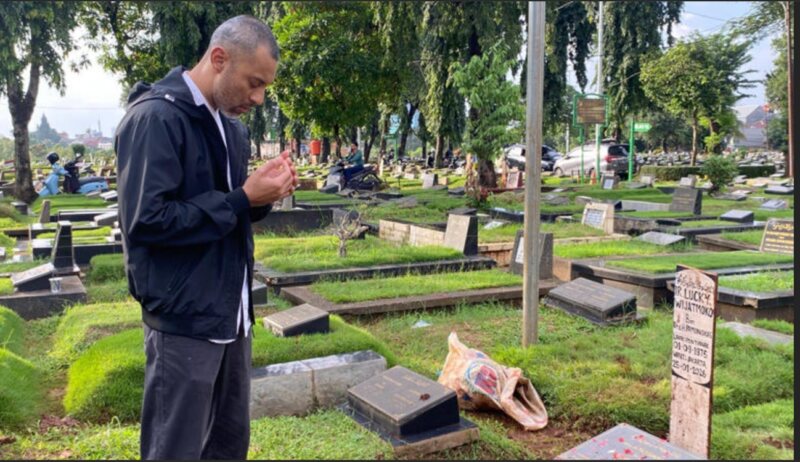 Didi Riyadi mengenang momen berat menerima kabar wafat Lucky Widja saat menjalani ibadah umrah di Madinah. ( Foto : Grid.ID)