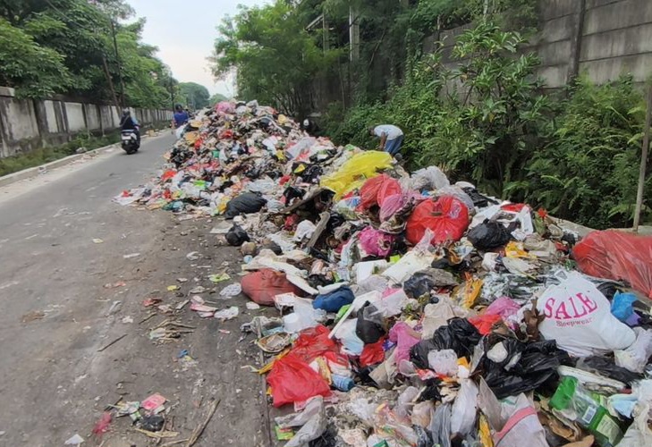Tumpukan sampah sepanjang 15 meter di Jatiuwung, Tangerang, mengganggu lalu lintas dan aktivitas warga usai Lebaran. (Foto: kompas.com)