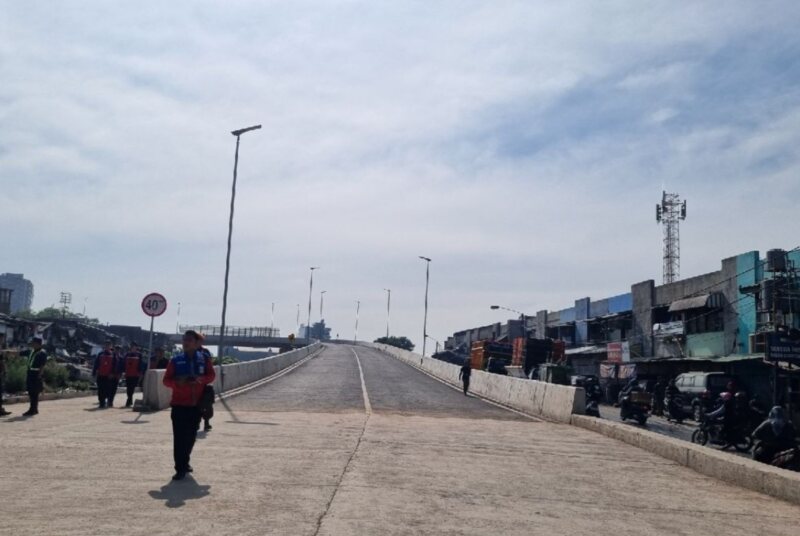 Aksi warga perbaiki jalan rusak di Flyover Ciputat viral. Pemkot Tangsel sebut kewenangan ada di pemerintah pusat. (Foto: JPNN)