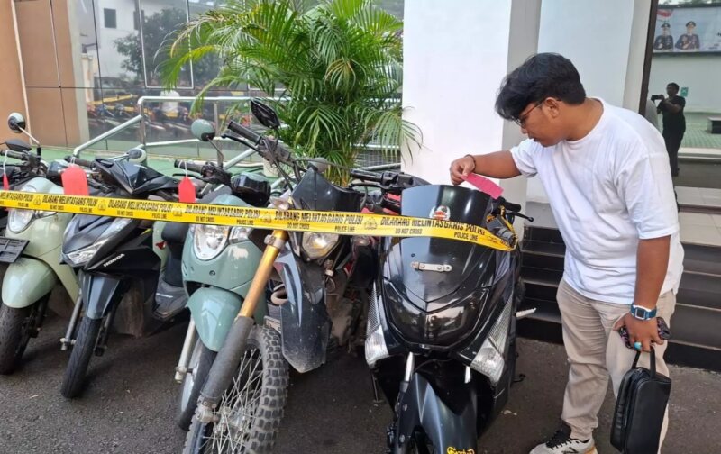 Masyarakat korban curanmor mengapresiasi Polres Tangsel setelah kendaraan ditemukan dan dikembalikan tanpa biaya. (Foto: elshinta.com)