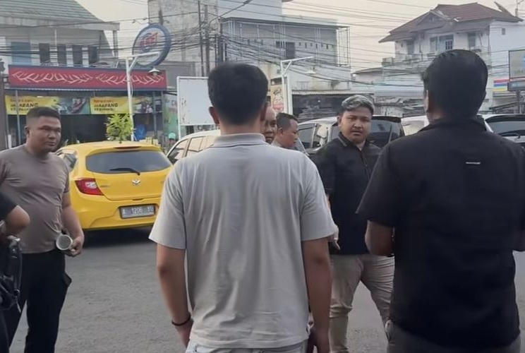 Warga Pasar Kemis, Tangerang, mengaku diintimidasi debt collector saat hendak pulang, kasus kini didalami polisi. (Foto: Tangkapan layar akun @bapakmilenialtng)