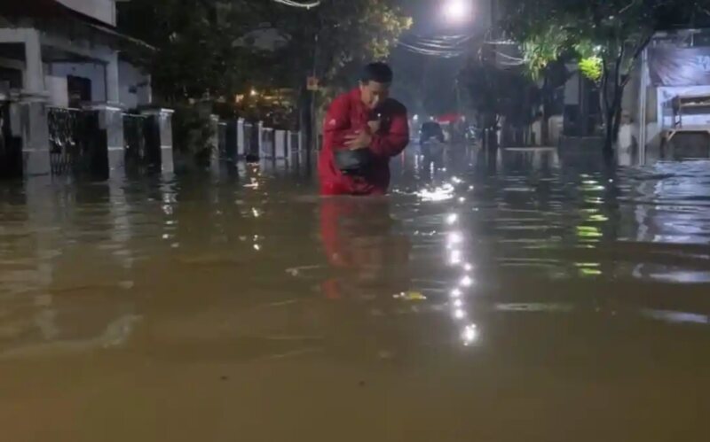 Banjir tiga hari melanda BPI Pamulang, Tangerang Selatan. Sekitar 100 rumah terendam, warga gunakan perahu karet. (Foto: kompas.com)