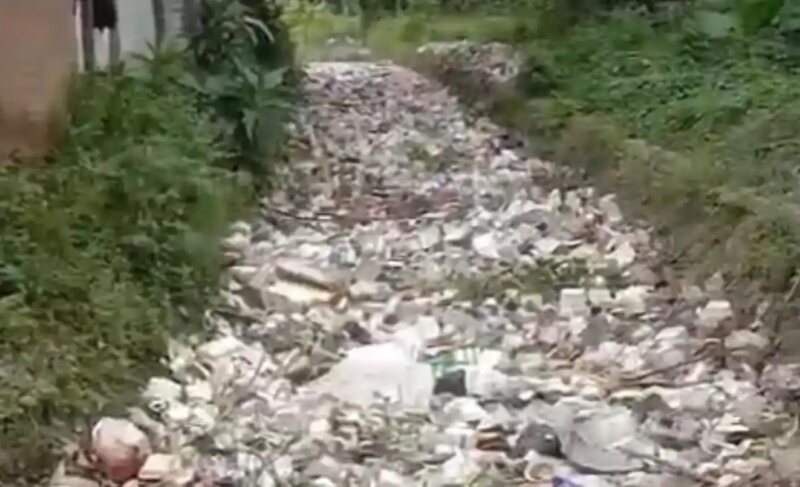 Saluran irigasi di Tirtayasa, Serang, tersumbat sampah plastik sepanjang 30 meter. Petani khawatir distribusi air terganggu saat musim tanam. (Foto: Kiriman Warga)