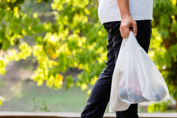 Kenaikan harga kantong plastik hingga 100 persen memaksa pelaku UMKM di Tangsel mengurangi penggunaan kemasan demi menekan biaya. (Foto: iStockphoto/Ilustrasi)