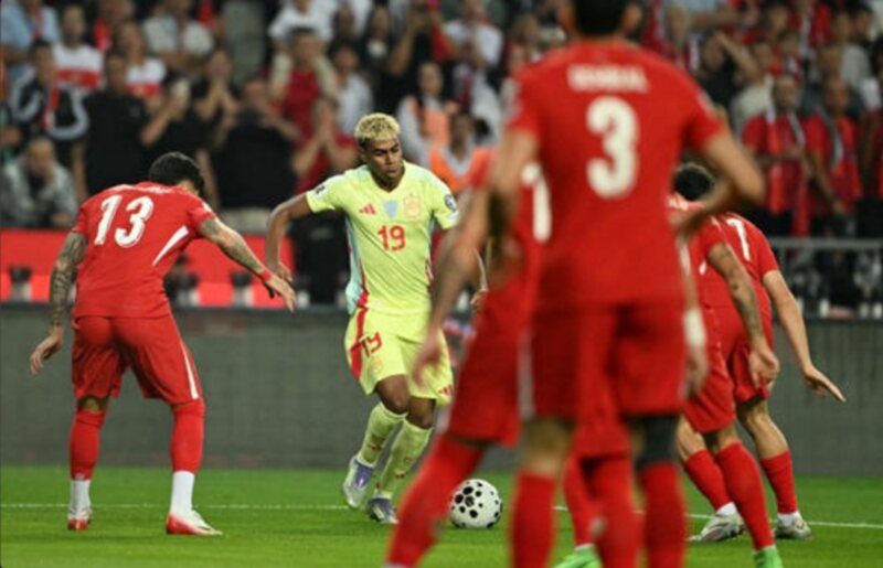 Lamine Yamal mengecam chant bernada Islamofobia dari suporter saat laga Spanyol vs Mesir di RCDE Stadium, Selasa (31/3/2026). (Foto: OZAN KOSE/AFP)