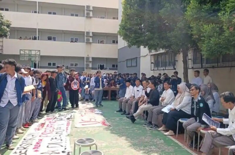 Ratusan siswa SMK swasta di Tangerang Selatan menggelar aksi demonstrasi terkait dugaan child grooming di lingkungan sekolah.